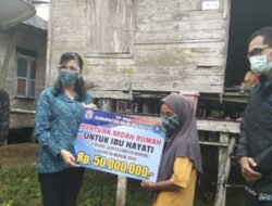 Ketua TP PKK Mura Serahkan Bantuan Bedah Rumah