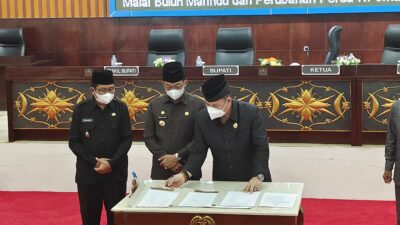 Penandatanganan DPRD Mura bersama dengan Bupati dan Wakil Bupati atas disahkannya 3 Raperda yang telah diusulkan sebelumnya