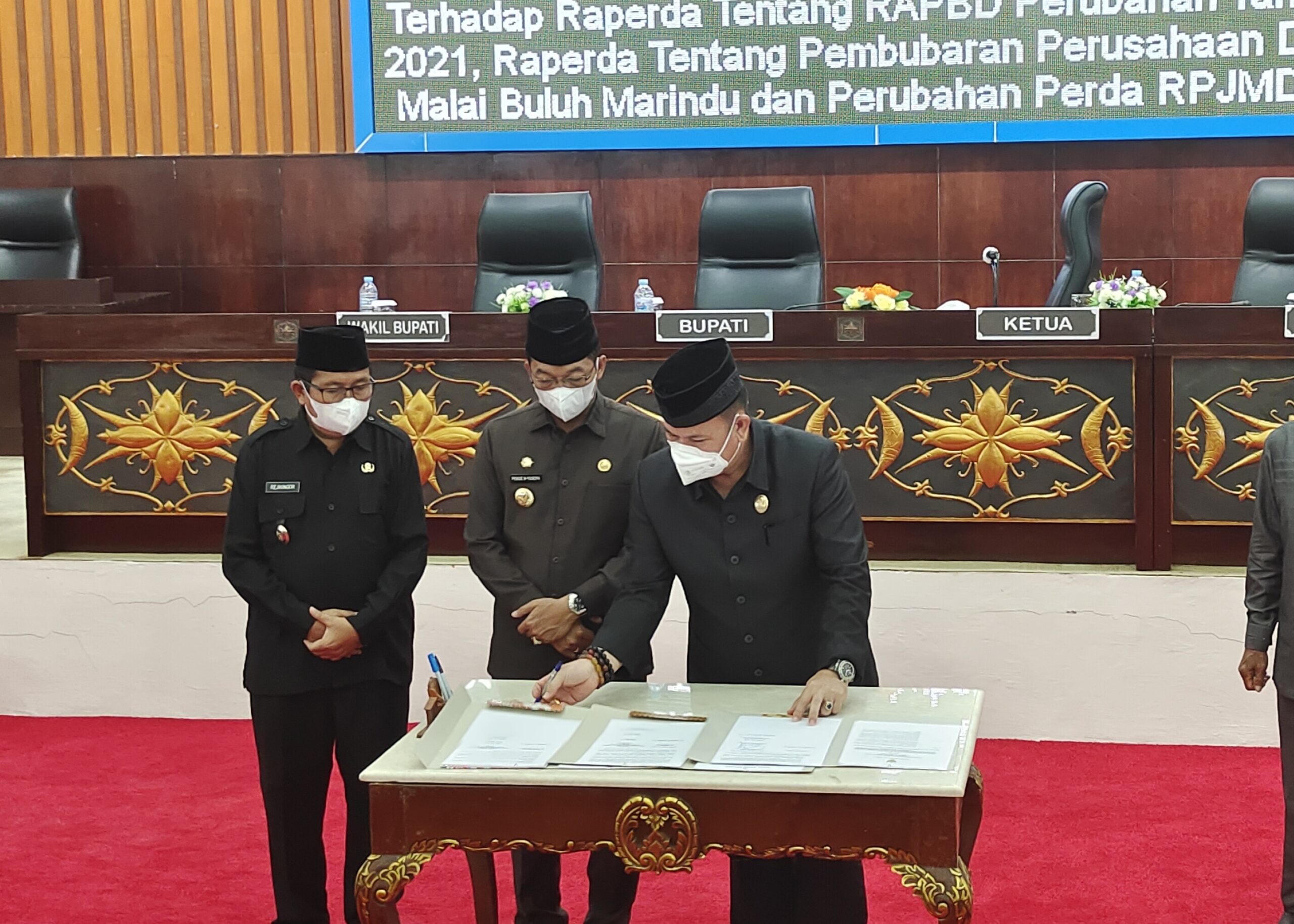 Penandatanganan DPRD Mura bersama dengan Bupati dan Wakil Bupati atas disahkannya 3 Raperda yang telah diusulkan sebelumnya