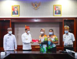 Dua Atlet PON Asal Mura Terima Bonus dari Bupati dan KONI