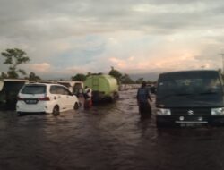 Banjir di Ruas Jalan Palangka Raya – Bukit Rawi Ganggu Lalu Lintas
