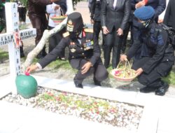 Wakapolda Kalteng Memperingati Hari Pahlawan Tabur Bunga di TMP Sanaman Lampang