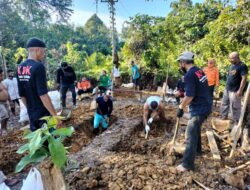 Dari Penggali Kubur Hingga Sukses Raih Gelar Doktor Ilmu Politik