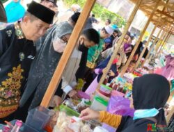 Wakil Bupati Rejikinoor Buka Pasar Ramadan di halaman Masjid Al Istiqlal Puruk Cahu