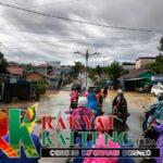 Diguyur Hujan Lebat,Drainase di Jalan A.Yani Simpang Pulo Basan Meluap