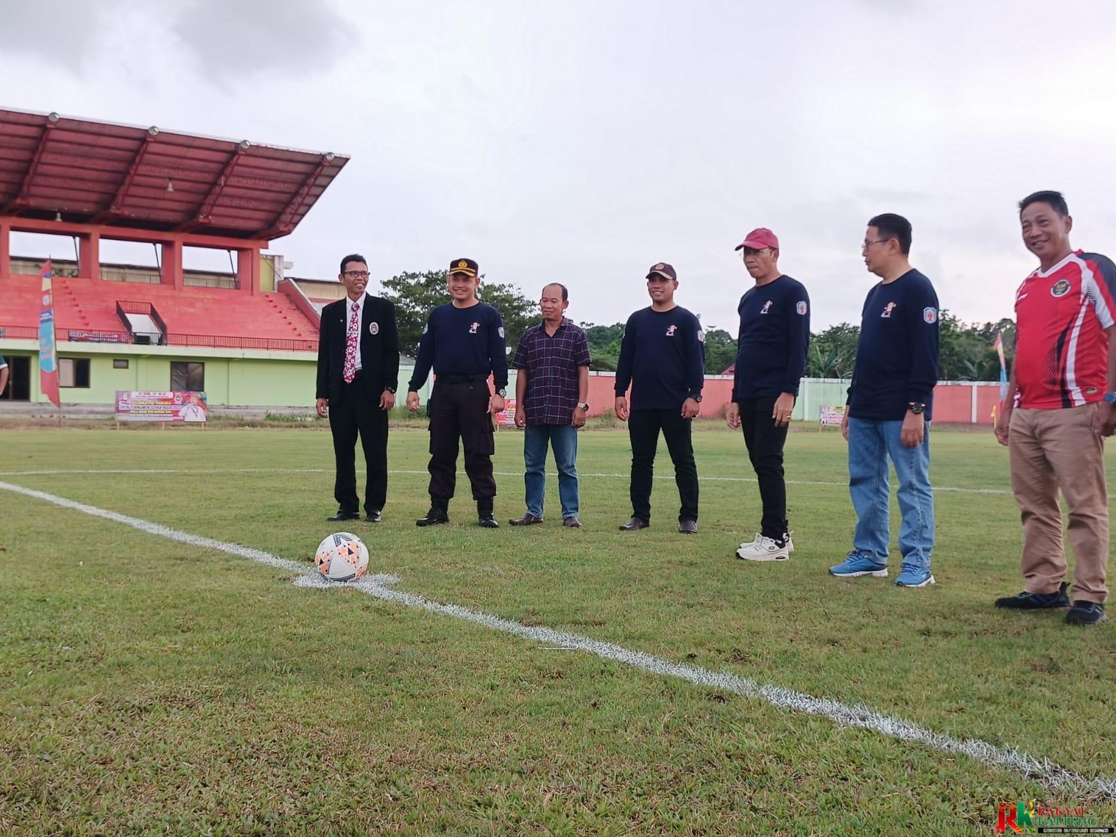 Bupati Mura Drs Perdie M Yoseph, MA saat menendang bola kearah gawang ditandanya dibuka open Turnamen Sepak Bola Piala Askab PSSI Murung Raya, Kamis (10/11/2022)