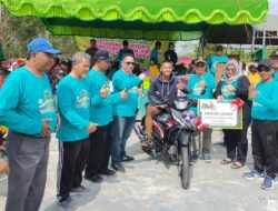 Wabub Mura Serahkan Satu Unit Sepeda Motor Pemenang Doorprize Jalan Sehat
