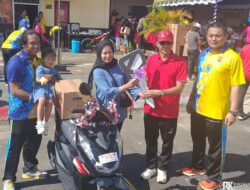 Bupati Mura Serahkan 1 Unit Sepeda Motor Kepada Pemenang Undian Jalan Sehat