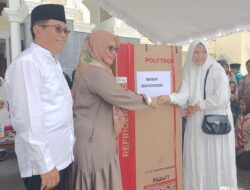 Wabub Mura Serahkan Hadiah Doorprize Pawai Akbar I Muharram