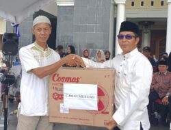 Camat Murung Turut Berbagi Hadiah pada Pawai 1 Muharram 1445 Hijriah