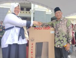 Heriyus Serahkan Doorprize Kulkas Untuk Pemenang Undian Peserta Pawai I Muharram
