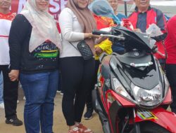 Wabup Mura Serahkan 1 Unit Sepeda Motor Kepada Pemenang Undian Jalan Sehat HUT ke 78 RI