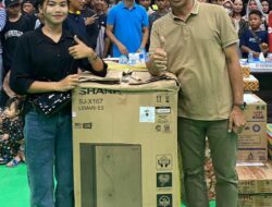 Bupati Perdie Serahkan Doorprize Kulkas Pada Turnamen Bola Voli 2023