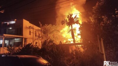Terbakarnya Satu Unit Rumah Ditengah Kota Puruk Cahu Gegerkan Warga