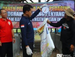 Hermon Apresiasi Panen Perdana Ayam Petelur