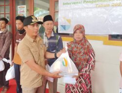 Camat Murung Salurkan Bantuan Pangan