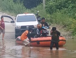BPBD Mura Bantu Evakuasi Pengguna Jalan Akibat Luapan Sungai Anyam