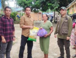 Hermon Tinjau Sekaligus Bagikan Paket Sembako di 3 Desa Kecamatan Seribu Riam