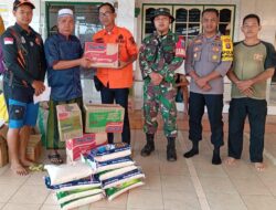 Kapolsek Murung Dampingi Penyaluran Sembako Ke Dapur Umum Relawan Banjir