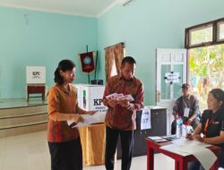 Pj Bupati Mura Mencoblos di TPS 044