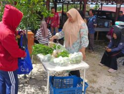 Distanik Mura Gelar Pasar Tani Perdana dari Hasil Kebun Petani Lokal