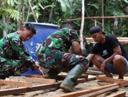Bulan Puasa Tak Surutkan Semangat TNI Bantu  Bangunkan Rumah Warga Tidak Mampu