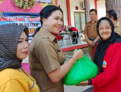 Kepala DP3A DALDUKKB Serahkan Paket Sembako Untuk Lansia