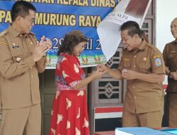 Purna Tugas Kepala Dinsos Mura Terima Hadiah Cincin Emas