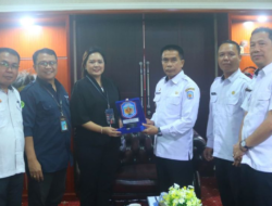 Kunjungan Studi Banding di Mura Universitas Palangka Raya Terima Cendramata