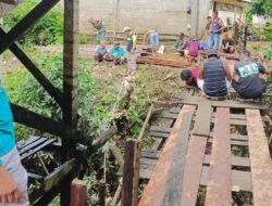 Warga Kelurahan Beriwit Swadaya dan Gotong Royong Bangun Jembatan Telah Lapuk