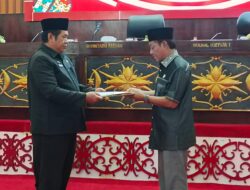 Pj Sekda Serahkan Raperda Tentang RAPBD Perubahan tahun 2024