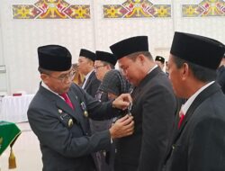 Pj Bupati Sematkan Satyalencana Karya Satya untuk 40 ASN Mura