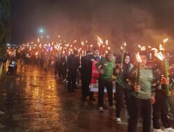 Hujan Lebat Tak Surutkan Semangat Ratusan Peserta Ikuti Pawai Obor