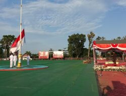 Kejari Mura Bertindak Jadi Inspektur Upacara Penurunan Bendera Merah Putih