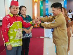 Purna Tugas, Jambi Tuah Terima Cincin Emas Dari Pegawai Lingkup Dinas Sosial
