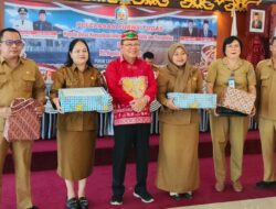 Harmonis, Pegawai PNS dan Tekon Berikan Hadiah Kado Untuk Kepala Diskominfo SP Purna Tugas