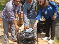 Harsandi Dampingi Diskan Seruyan Serahkan Mesin Sedot Bagi Petani Tambak