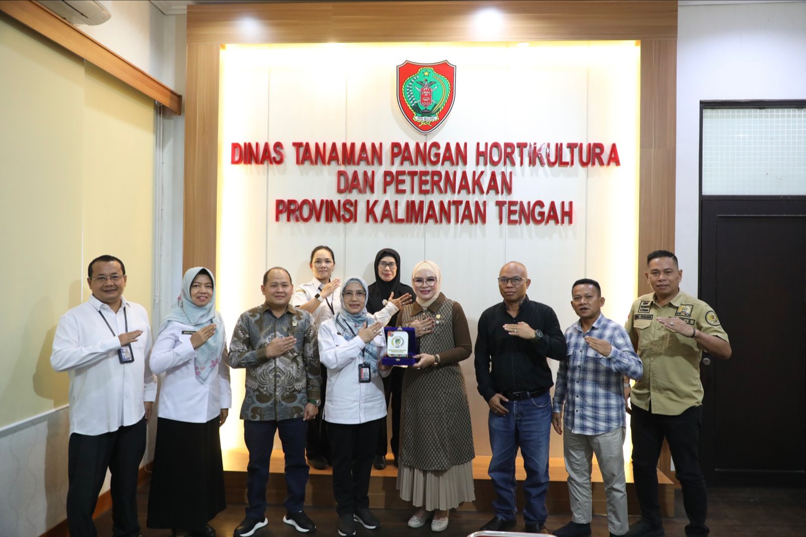 SERAHKAN PLAKAT -Wakil Ketua Komisi II DPRD banito Utara, Hj Sri Neni Trianawati (empat dari kanan) didampingi anggota DPRD Suhendra, Bina Husada, Gun Sriwitanto dan Ardianto menyerahkan plakat lambang daerah kepada perwakilan Dinas Tanaman Pangan, Hortikultura, dan Peternakan Provinsi Kalimantan Tengah, Rabu (15/1).
