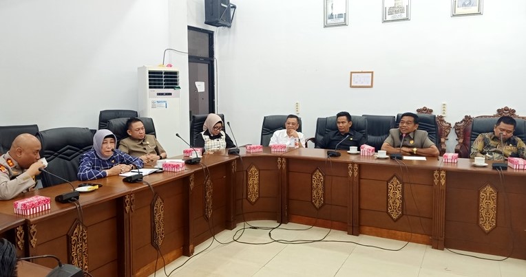 KETUA KOMISI III DPRD-Ketua Komisi III DPRD Kabupaten Barito Utara, H Tajeri (dua dari kanan) bersama anggota DPRD lainnya menyampaikan berbagai aspirasi atas nama masyarakat dalam acara silaturahmi bersama Kapolres Barito Utara, AKBP Singgih Febianto, Senin (13/1).
