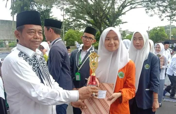 SERAHKAN PIALA – Anggota DPRD Barito Utara, H. Tajeri menyerahkan piagam dan piala kepada pemenang lomba dalam rangka memerahkan Hari Amal Bakti (HAB) ke 79, di Halaman Kantor Bupati, Jumat (3/1).