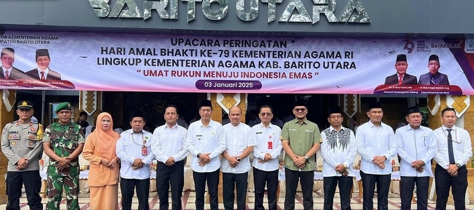 HADIRI -Ketua Komisi III DPRD Barito Utara, H Tajeri (empat dari kanan), anggota DPRD Hasrat (tiga dari kanan), dan Al Hadi (dua dari kanan) saat menghadiri peringatan Hari Amal Bakti (HAB) ke 79, dihalaman kantor bupati, Jumat (3/1).
