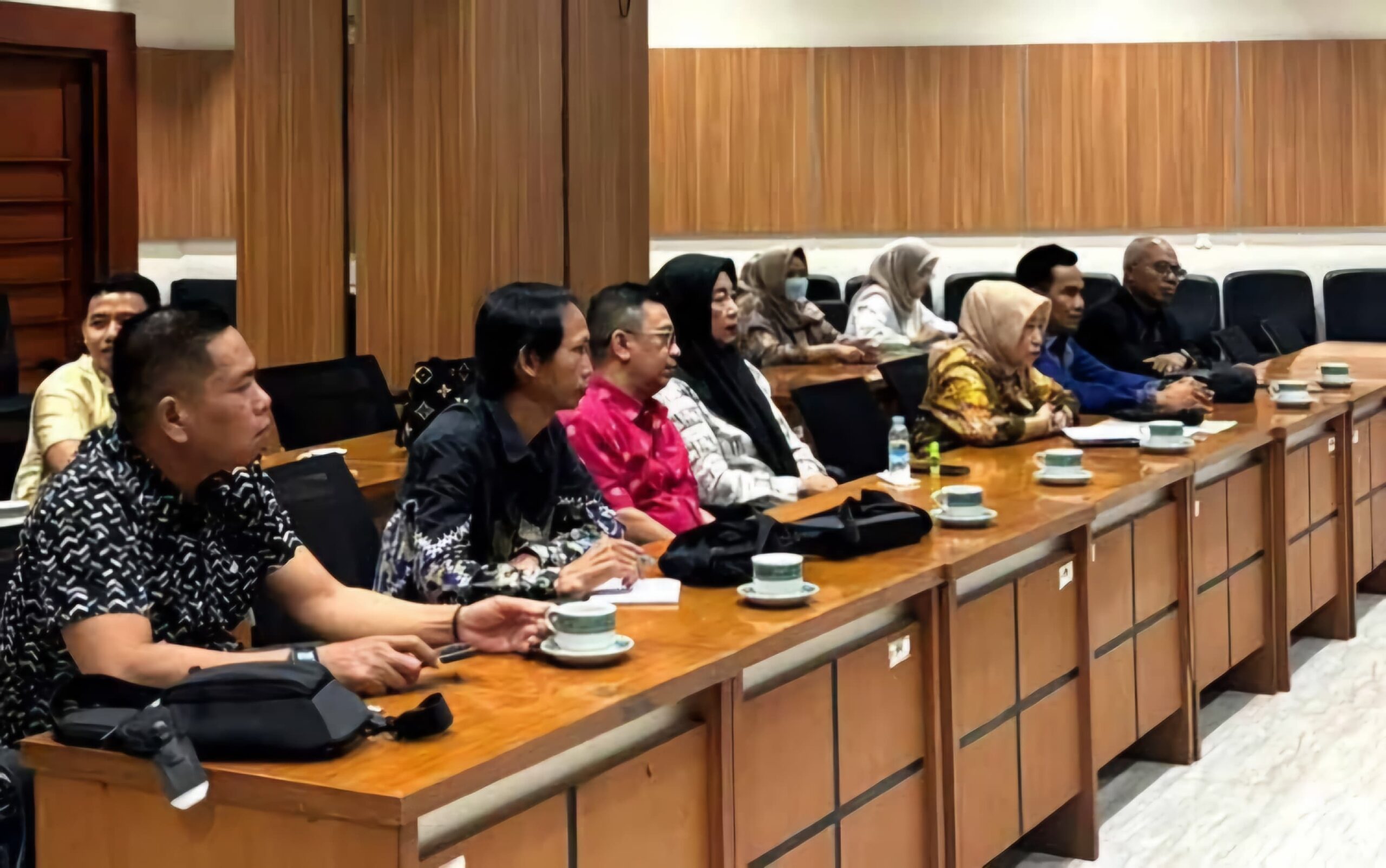 KUNJUNGAN - Ketua DPRD Hj. Mery Rukaini (tiga dari kanan), didampingi oleh Ketua Komisi II, Taufik Nugraha, Waket Komisi III, Rujana Anggraini, Patih Herman AB, Hasrat, Bina Husada, dan Gun Sriwitanto saat kunjungan ke Mempan RB, belum lama ini.