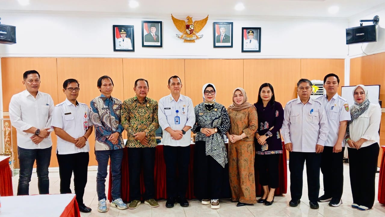 KUNKER DPRD KE DISDIK KALTENG-Ketua Komisi I DPR Barito Utara, Hj Nety Herawati bersama anggota DPRD lainnya, serta Sekwan Edwin Tuan foto hersama Sekdis Safrudin, dan Kepala Bagian Sekolah Menengah Atas, H. Tutang usal pertemuan, Rabu (15/1).