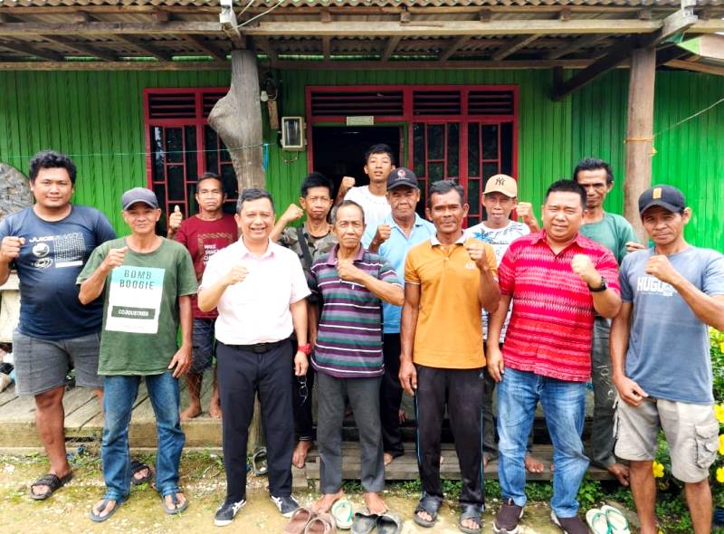 KUNKER - Ketua Komisi II DPRD Barito Utara H Taufik Nugraha (dua dari kiri) dan anggota Fraksi PDI Perjuangan DPRD, H Suparjan Efendi (dua dari kana) saat melakukan kunjungan dalam daerah di desa Liang Buah dan Desa Bintang Ninggi II, Minggu (2/2).