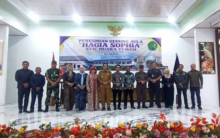 FOTO BERSAMA - Pembina Yayasan Batara sekaligus Ketua Komisi III DPRD Barito Utara, Dr. H. Tajeri (enam dari kanan) foto bersama dengan Pj Bupati Drs Muhlis, Unsur FKPD, Wakil Ketua II DPRD Hj Henny Rosgiaty Rusli (lima dari kiri), Ketua Yayasan Batara Hj Sopia (enam dari kiri), beserta anggota DPRD dan pimpinan Perbangkan usai peresmian Aula Hagia Sophia STIE Muara Teweh, Selasa (21/1).