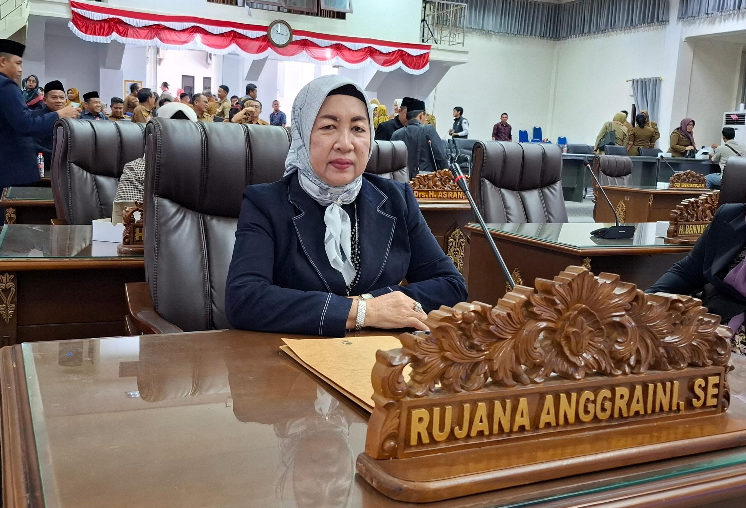 WAKIL KETUA III DPRD BARITO UTARA-Rujana Anggraini saat mengikuti rapat, belum lama ini.