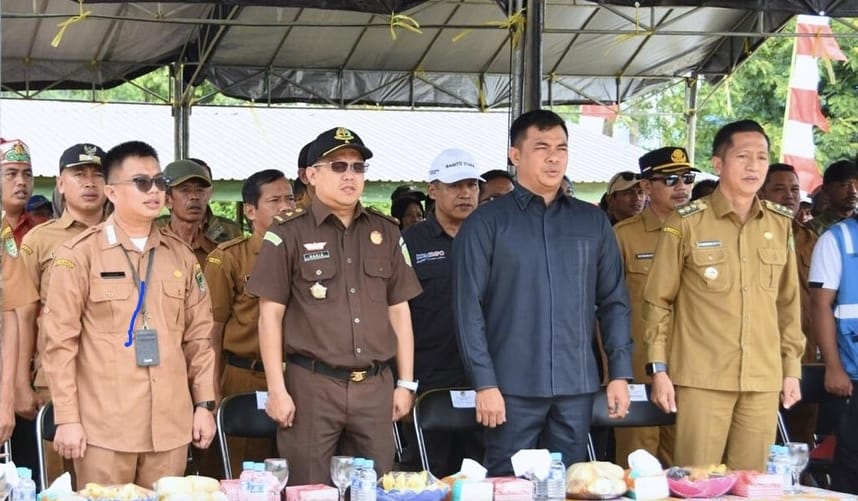 HADIRI PERESMIAN – Anggota DPRD Barut, Jiham Nur menghadiri acara peresmian listrik desa di wilayah Kecamatan Teweh Timur sekaligus peresmian Gedung serbaguna Desa Mampuak II, Selasa (31/12).
