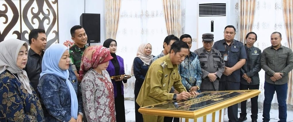 PJ Bupati dengan didampingi oleh Anggota DPRD Barito Utara serta undangan lainnya saat menghadiri peresmian Aula Hagia Sofia