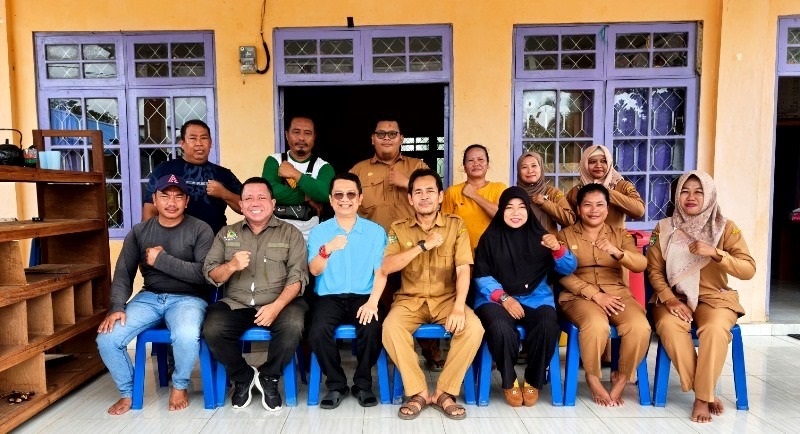 RESES - Ketua Komisi II DPRD Barito Utara, H Taufik Nugraha (tiga dari kiri) foto bersama dengan aparatur desa setempat usai menggelar pertemuan di Desa setempat, Selasa (11/2).