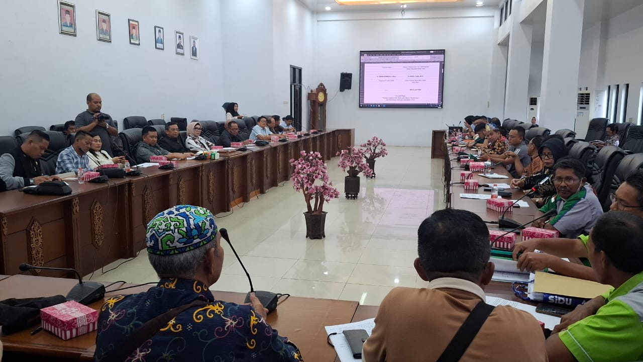 RDP DENGAN PT AGU DAN KOPERASI-DPRD Barito Utara menggelar RDP bersama Pemkab Barito Utara, PT AGU/DSN dan Koperasi Byna Mitra Utama Desa Sikui terkait kerjasama kemitraan antara PT AGU/DSN dengan Koperasi Byna Mitra Utama, di ruang rapat DPRD setempat, Jumat (31/1).
